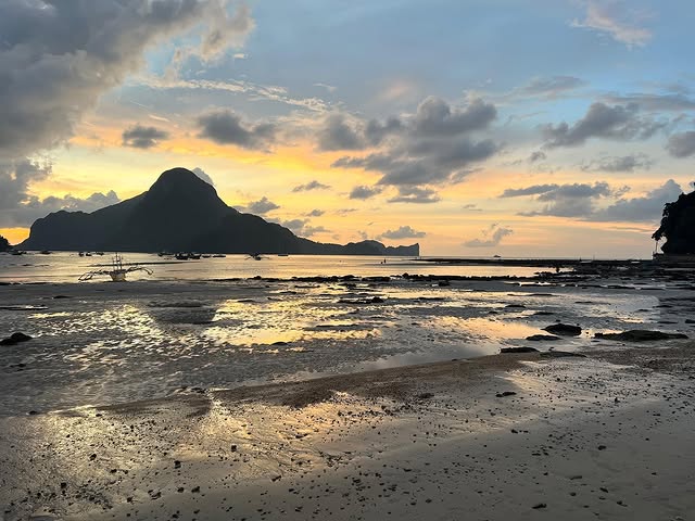 Bacuit Bay sunset, El Nido Palawan with Cadlao Island silhouette